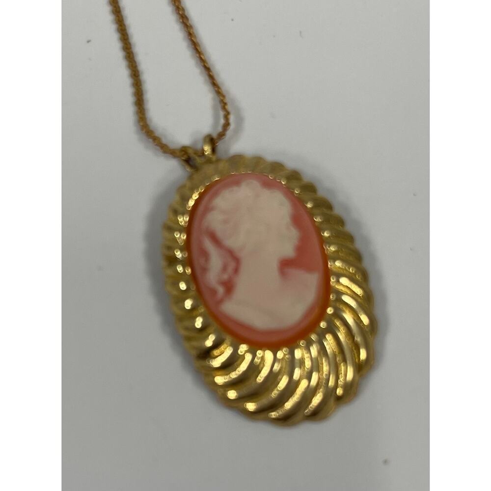 Vintage Gold tone Cameo Necklace. WA417